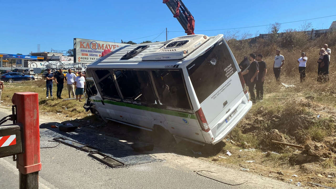 Direğe çarpan yolcu minibüsü yan yattı! 1’i bebek, 3 yaralı var 1